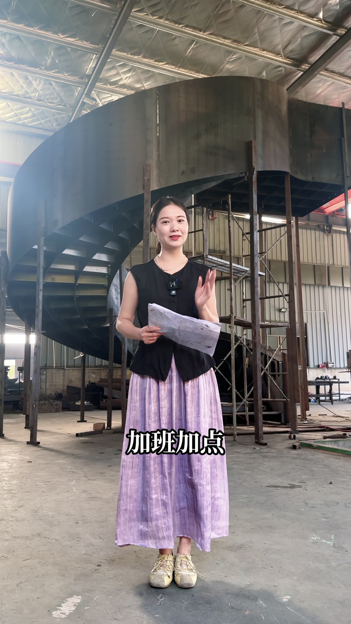 我们在步步佳车间试装深圳华硕集团大型旋转钢梯