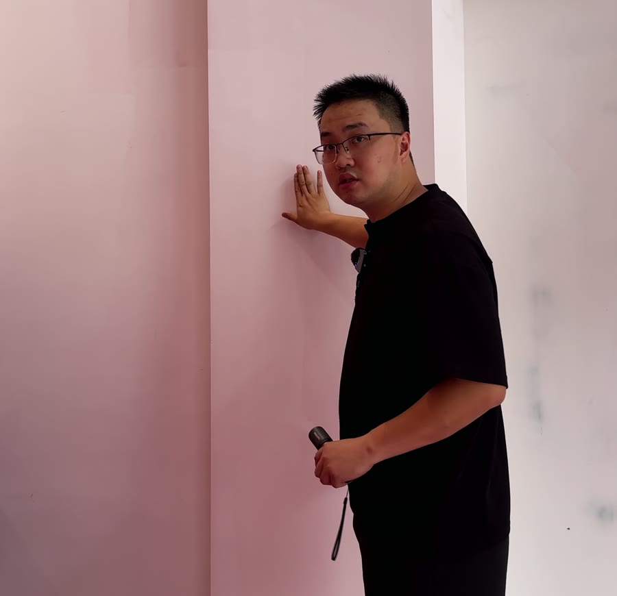我们在楼梯旁查看只完成基层的墙面