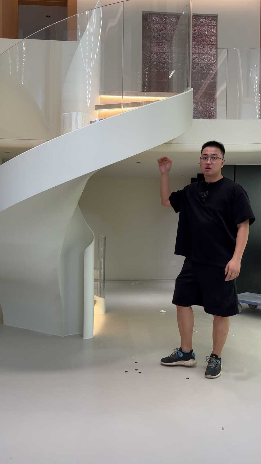 三层叠墅小洞口楼梯怎么选？通透效果与造型成本一起看