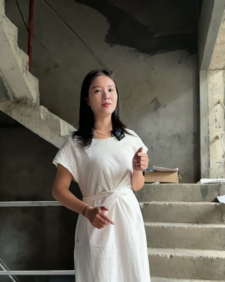 步步佳在益阳水泥楼梯踏步旁介绍整梯与钢板扶手方案的现场场景