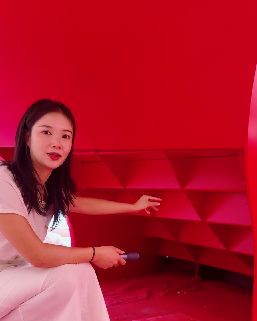 步步佳在益阳梵蒂斯门店现场介绍红色弧形楼梯未封底的构造